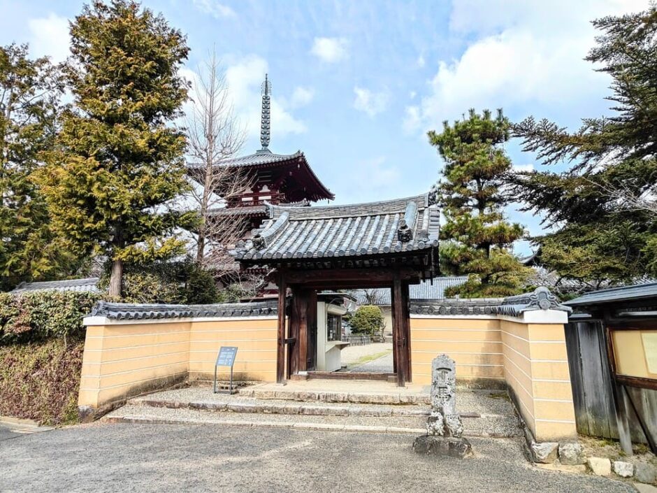 【法起寺】歴史や見どころをご紹介 ～コスモスと彼岸花の共演が見られる！ ならこじ